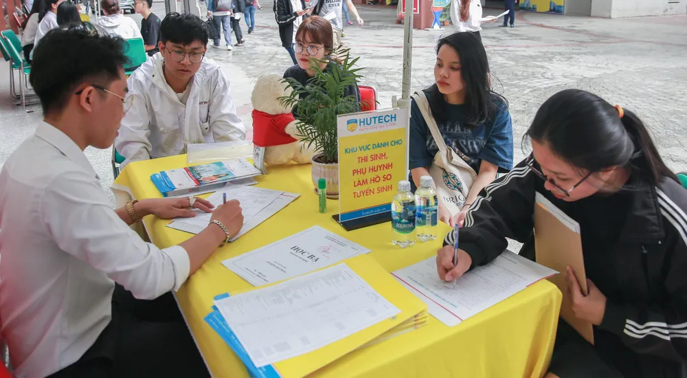 Trường ĐH Công nghệ TPHCM công bố điểm sàn xét tuyển ảnh 1