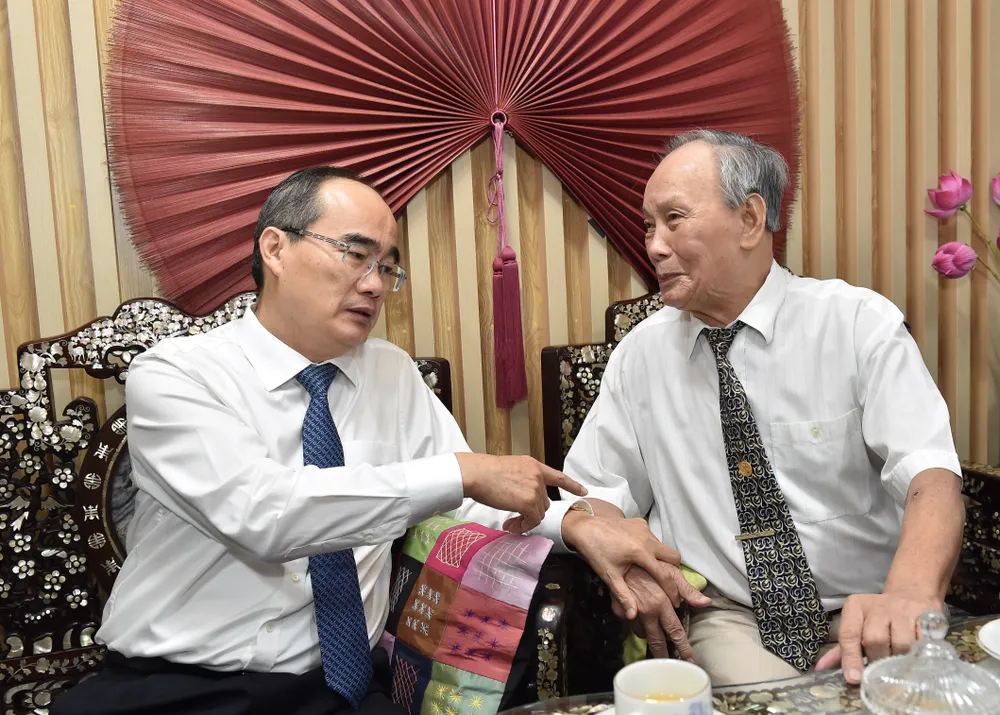 Bí thư Thành ủy TPHCM Nguyễn Thiện Nhân thăm và chúc mừng các nhà giáo tiêu biểu ảnh 3