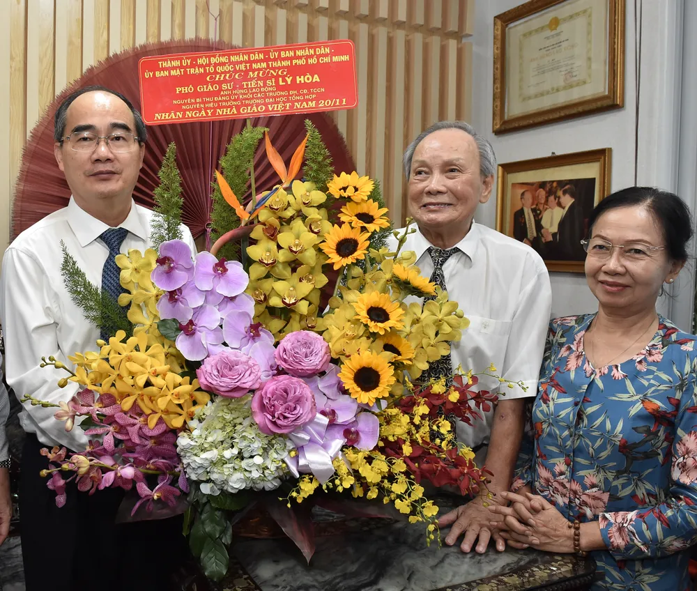 Bí thư Thành ủy TPHCM Nguyễn Thiện Nhân thăm và chúc mừng các nhà giáo tiêu biểu ảnh 2