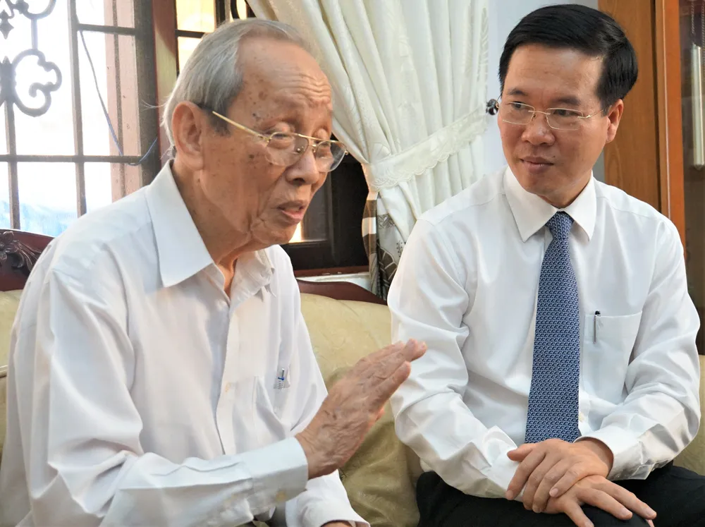 Trưởng ban Tuyên giáo Trung ương thăm và chúc mừng Giáo sư Trần Hồng Quân ảnh 2