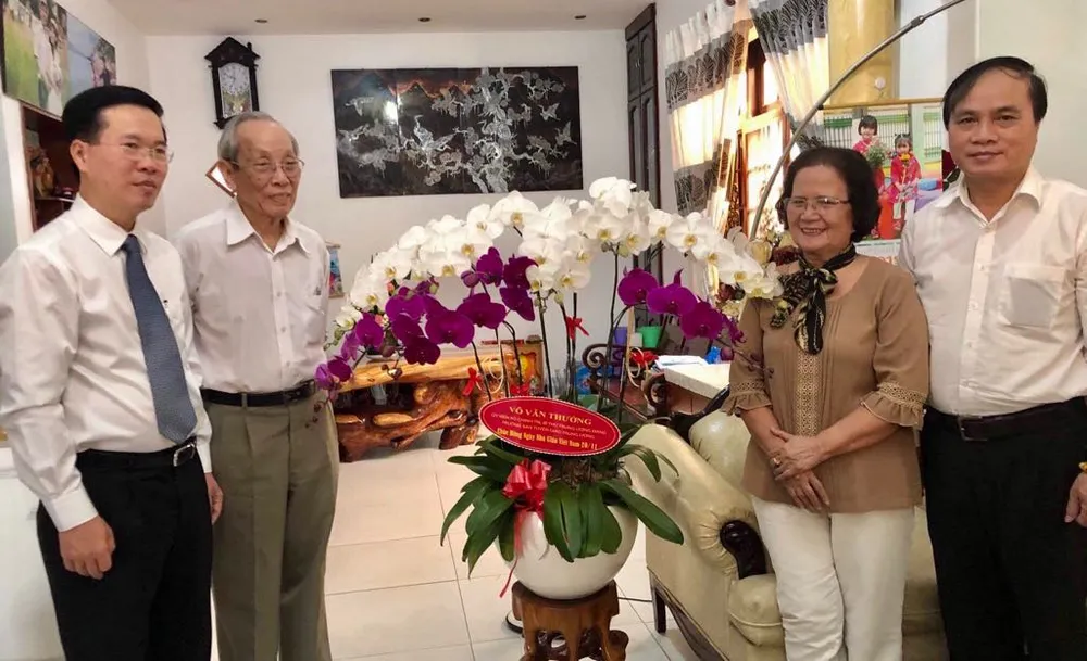 Trưởng ban Tuyên giáo Trung ương thăm và chúc mừng Giáo sư Trần Hồng Quân ảnh 1