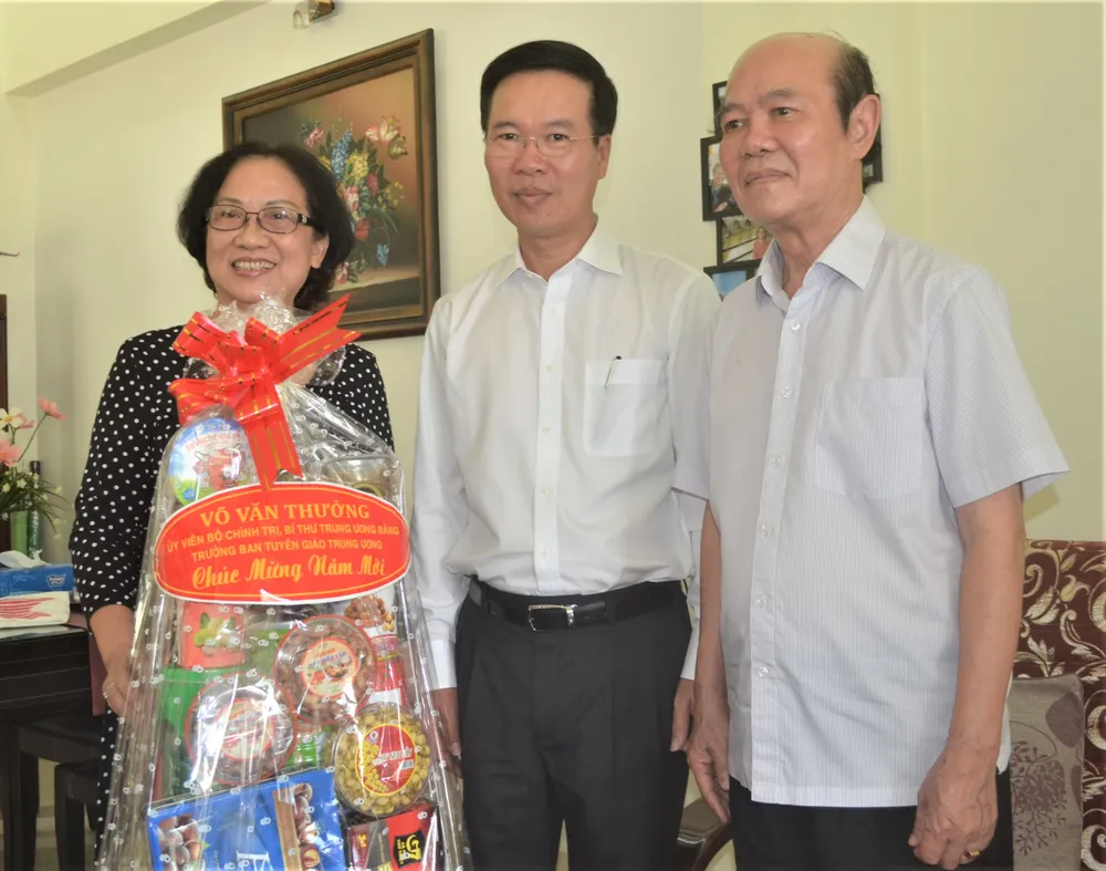 Đồng chí Võ Văn Thưởng thăm, chúc Tết gia đình GS-TSKH Lê Ngọc Trà ảnh 1