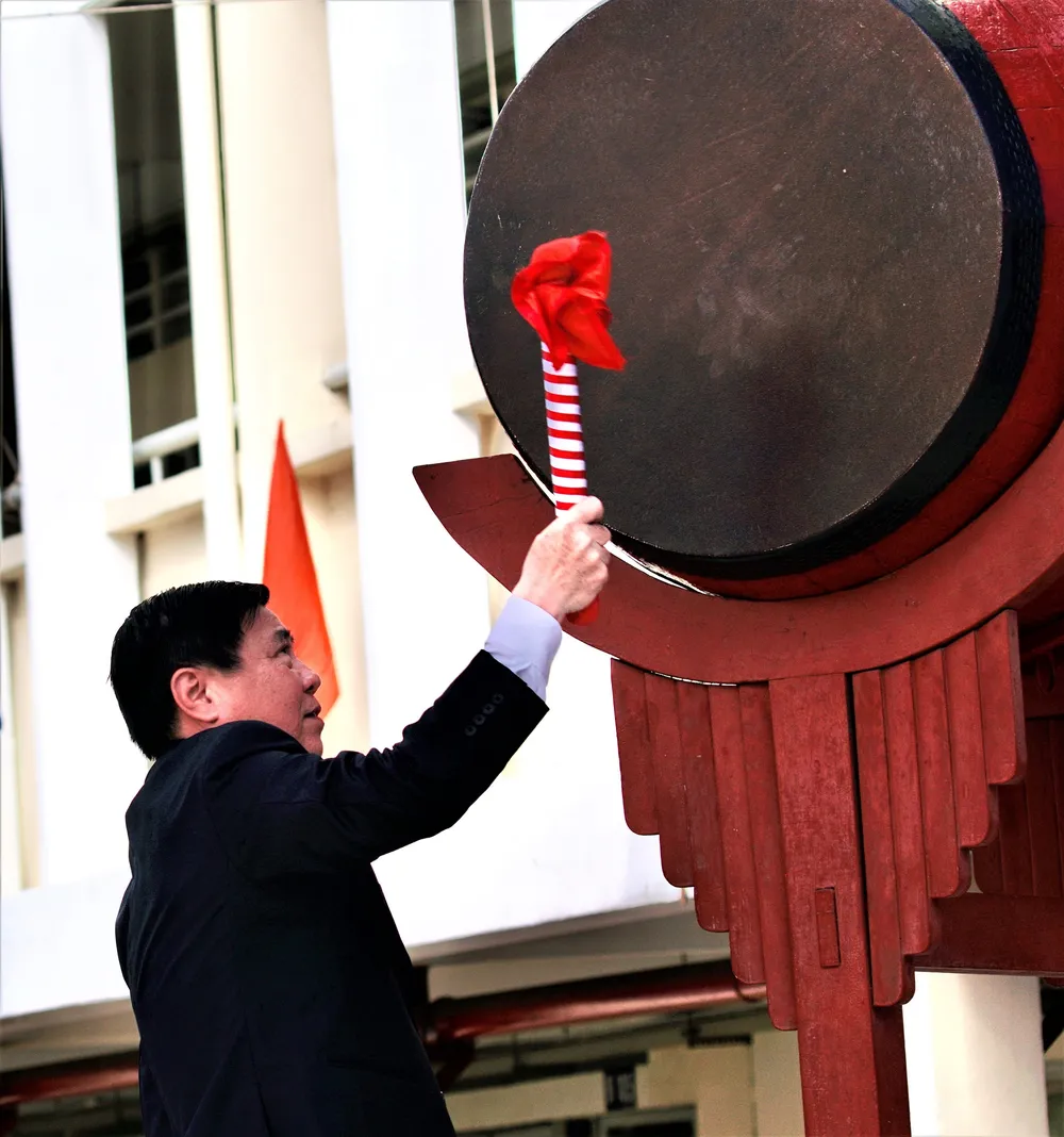 Chủ tịch UBND TPHCM Nguyễn Thành Phong dự lễ khai giảng tại Trường THPT Mạc Đĩnh Chi ảnh 1