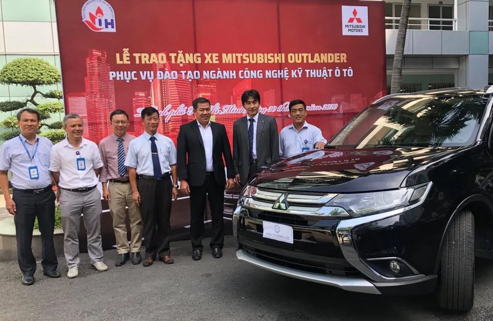 Tặng xe ô tô mới phục vụ đào tạo cho sinh viên   ảnh 1