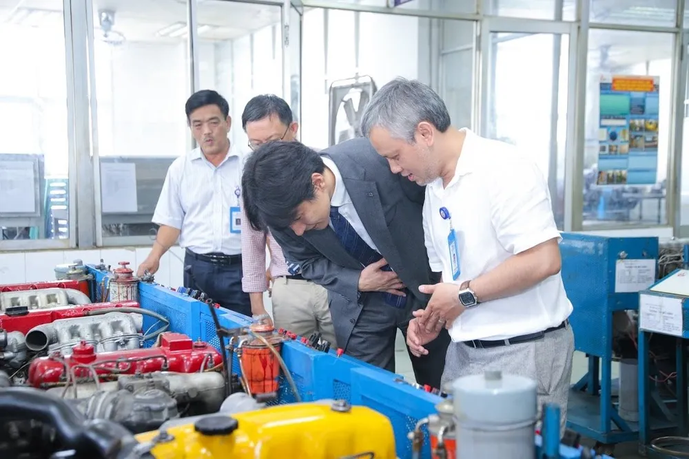 Tặng xe ô tô mới phục vụ đào tạo cho sinh viên   ảnh 2