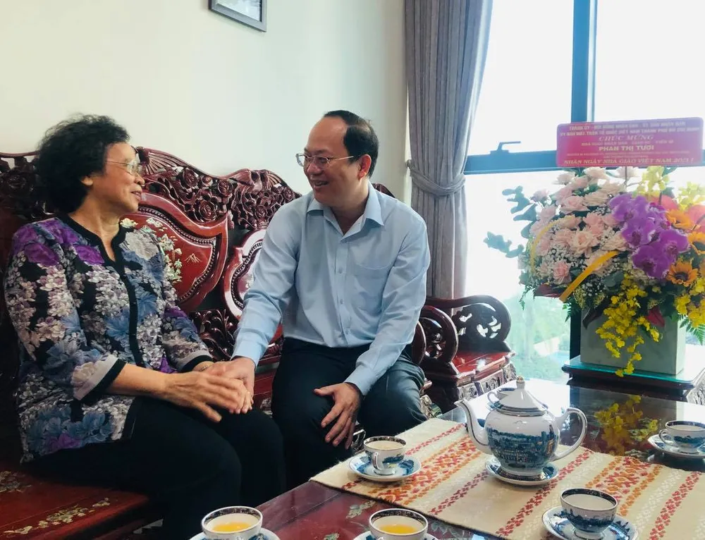 Lãnh đạo thành phố thăm, chúc mừng các nhà giáo tiêu biểu ảnh 1