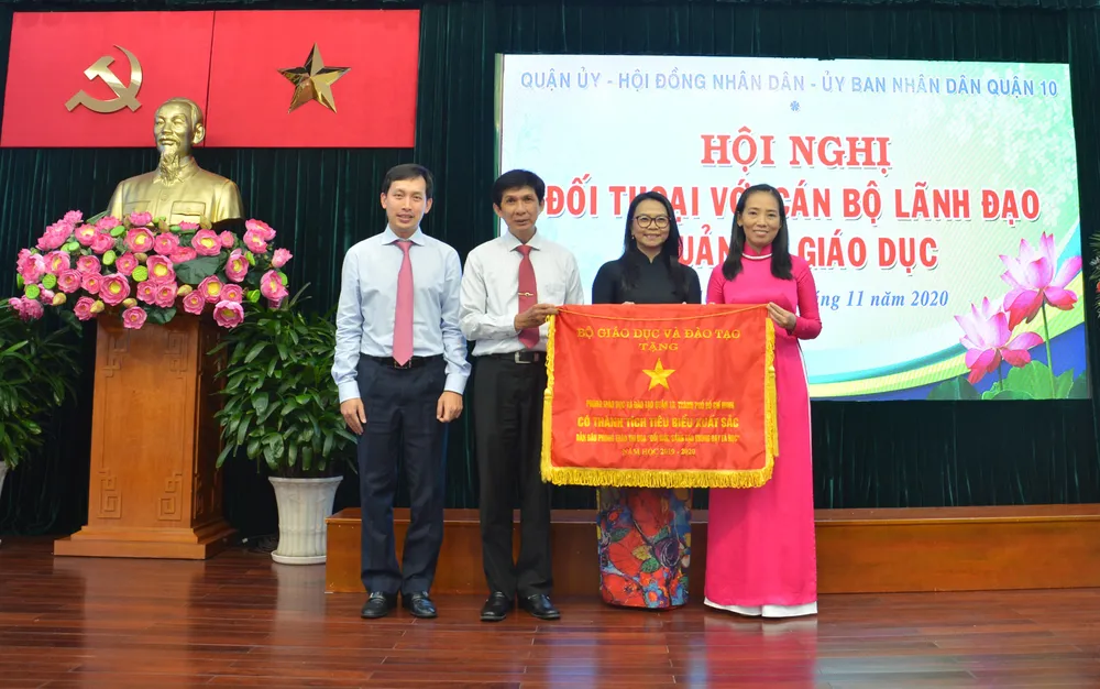 Lãnh đạo thành phố thăm, chúc mừng các nhà giáo tiêu biểu ảnh 7