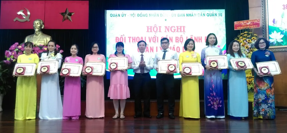 Lãnh đạo thành phố thăm, chúc mừng các nhà giáo tiêu biểu ảnh 6