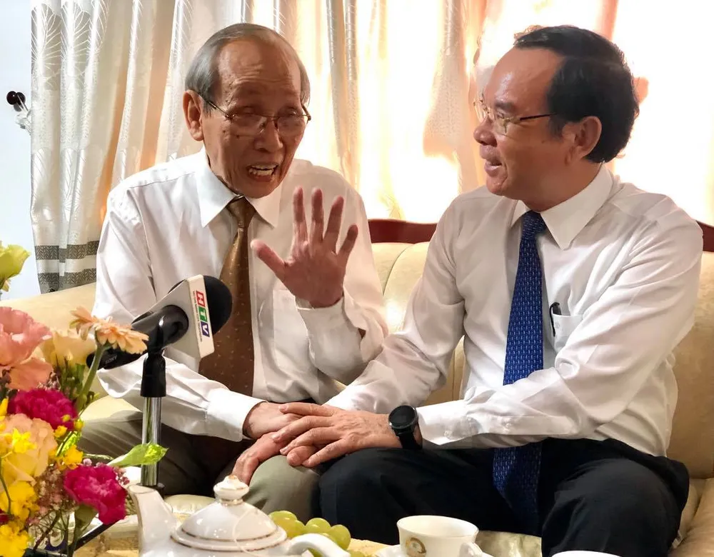 Bí thư Thành ủy TPHCM Nguyễn Văn Nên thăm và chúc mừng các nhà giáo lão thành cách mạng ảnh 5