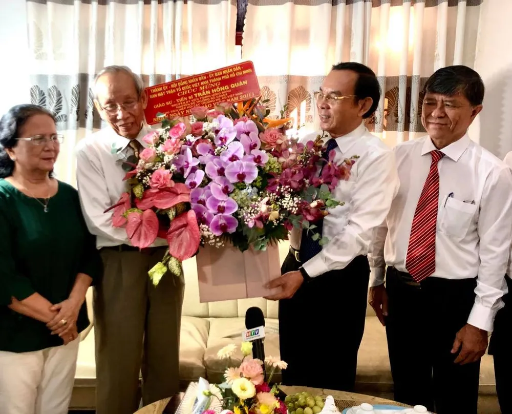 Bí thư Thành ủy TPHCM Nguyễn Văn Nên thăm và chúc mừng các nhà giáo lão thành cách mạng ảnh 4