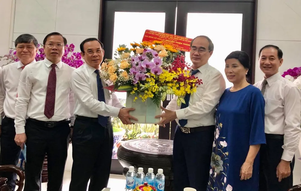 Bí thư Thành ủy TPHCM Nguyễn Văn Nên thăm và chúc mừng các nhà giáo lão thành cách mạng ảnh 1