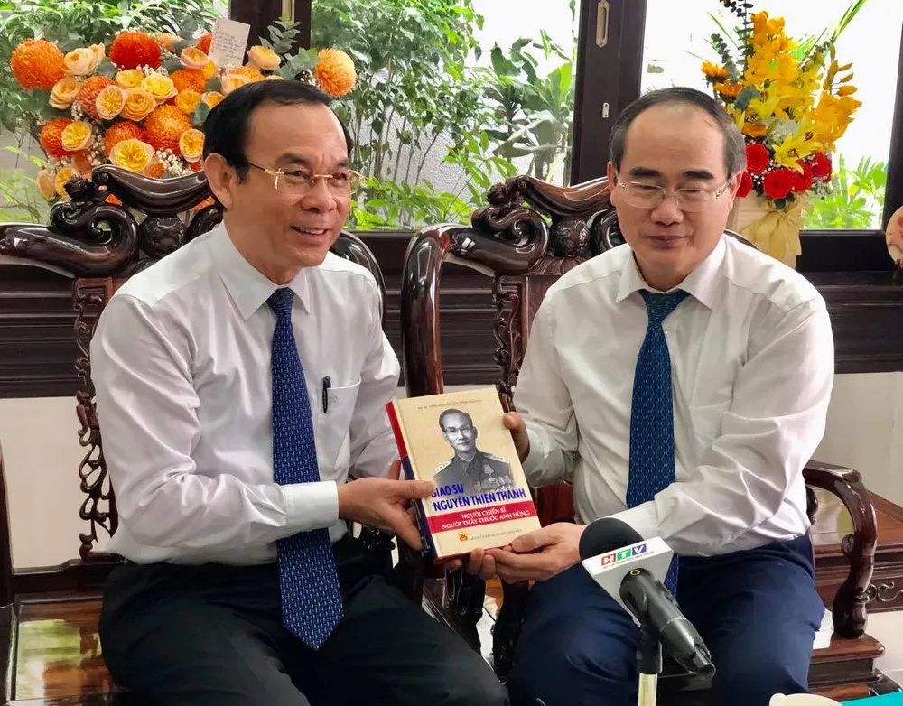 Bí thư Thành ủy TPHCM Nguyễn Văn Nên thăm và chúc mừng các nhà giáo lão thành cách mạng ảnh 3