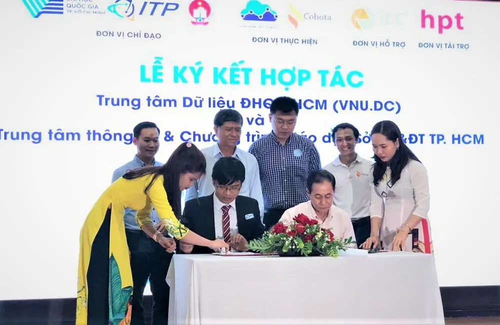 ĐH Quốc gia TPHCM và Sở GD-ĐT TPHCM ký kết hợp tác chuyển đổi số cho giáo dục phổ thông ảnh 1