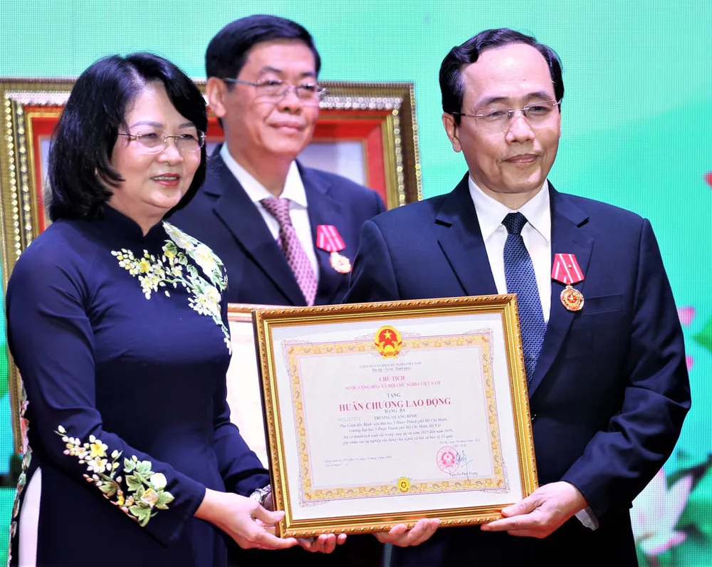 Trường ĐH Y dược TPHCM nhận danh hiệu Anh hùng Lao động thời kỳ đổi mới ảnh 4