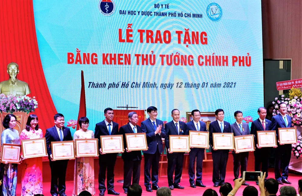 Trường ĐH Y dược TPHCM nhận danh hiệu Anh hùng Lao động thời kỳ đổi mới ảnh 6