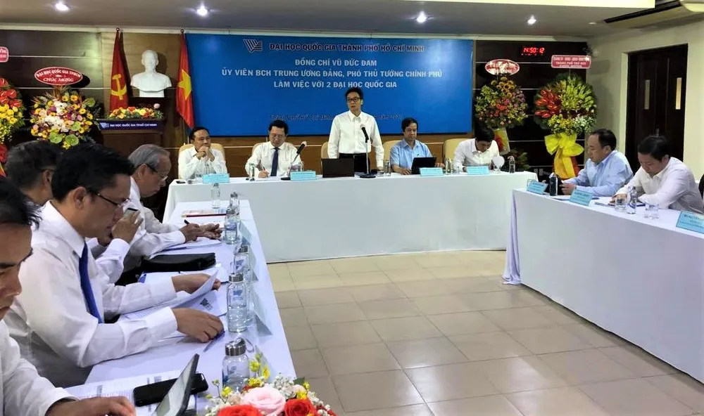 Trao quyết định bổ nhiệm ông Vũ Hải Quân làm Giám đốc Đại học Quốc gia TPHCM ảnh 5