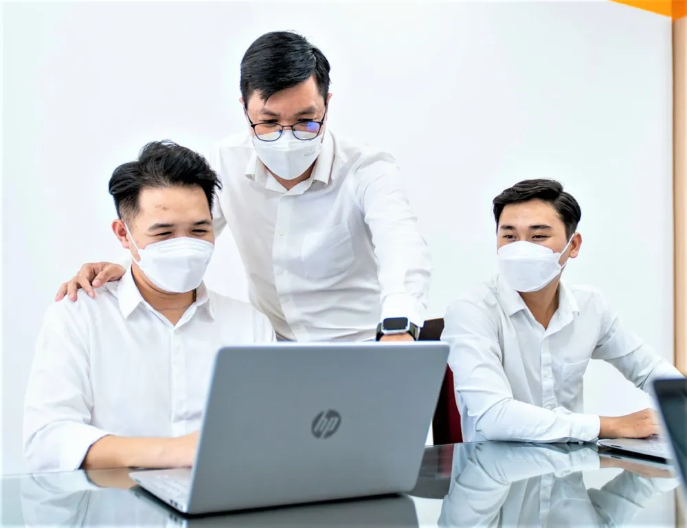 Cán bộ kỹ  thuật Trường ĐH Công nghệ TPHCM trực xử lý dữ liệu để lọc ảo, xét tuyển 