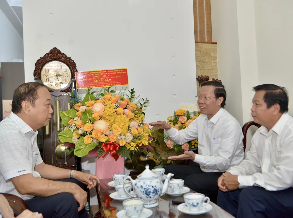 Lãnh đạo TPHCM thăm các nhà giáo tiêu biểu ảnh 4