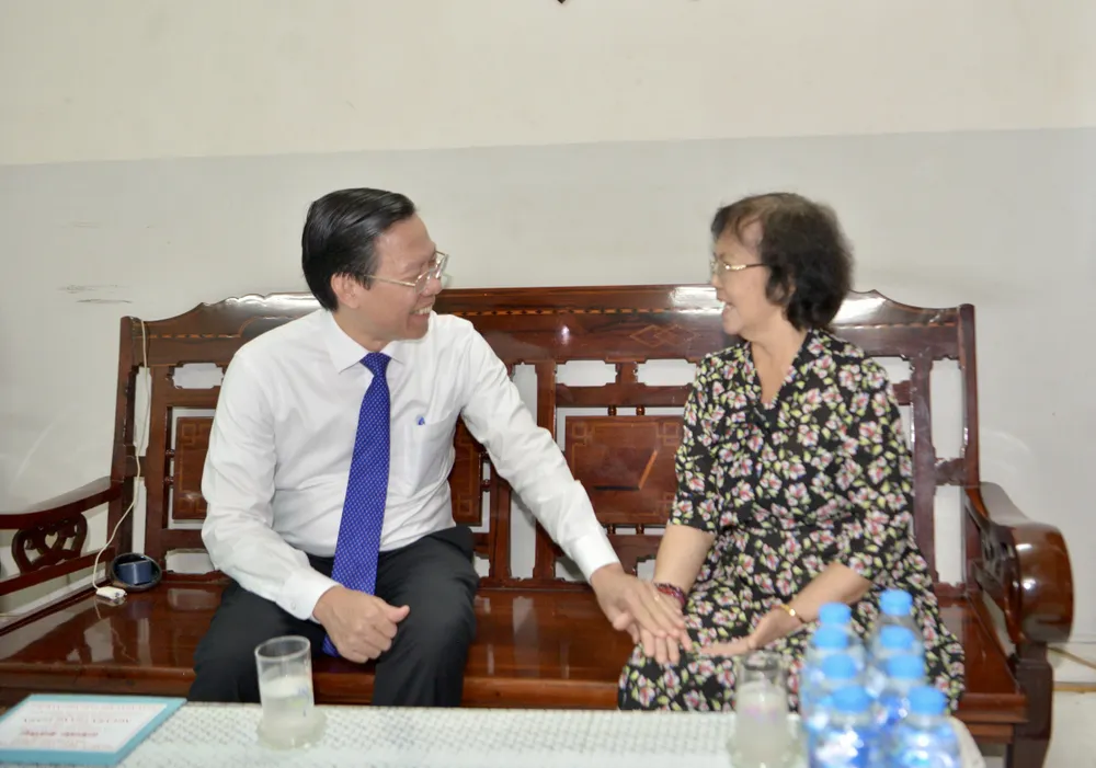 Lãnh đạo TPHCM thăm các nhà giáo tiêu biểu ảnh 2