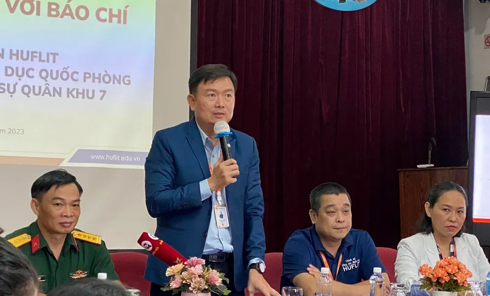 TS Nguyễn Anh Tuấn, Hiệu trưởng HUFLIT trao đổi thông tin với báo chí TS Nguyễn Anh Tuấn, Hiệu trưởng HUFLIT trao đổi thông tin với báo chí