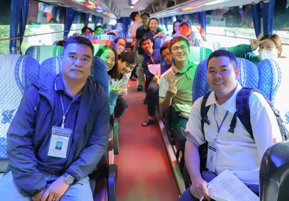 Trường ĐH Luật TPHCM đưa cán bộ phục vụ kỳ thi tốt nghiệp THPT năm 2024 lên đường sáng ngày 25-6.jpg