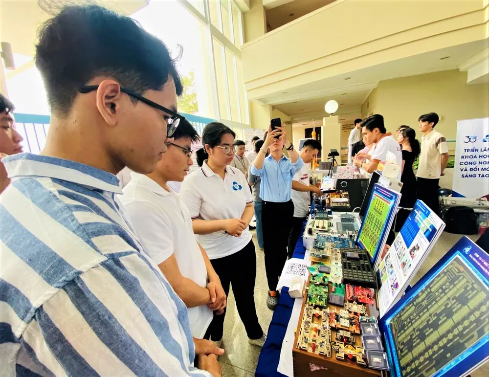 Gian hàng giới thiệu sản phẩm vi mạch của Trường ĐH Bách khoa (ĐHQG TPHCM) tại triển lãm .jpg