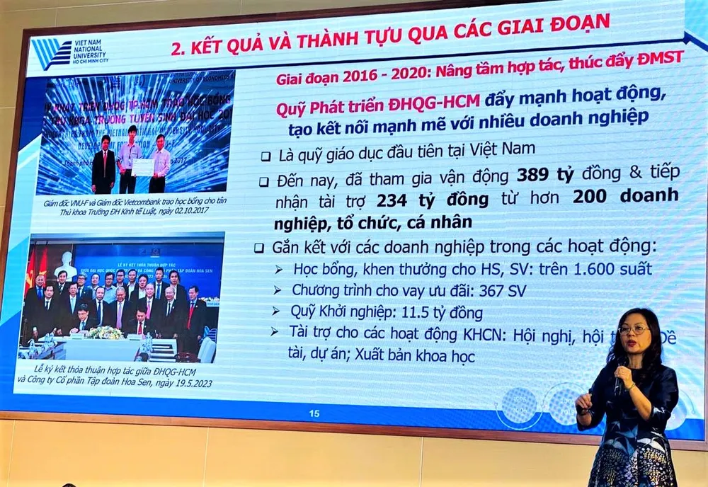 TS Bùi Thị Hồng Hạnh, Trưởng ban Đối ngoại và phát triển dự án ĐHQG TPHCM báo cáo 30 năm phát triển của ĐHQG TPHCM.jpg