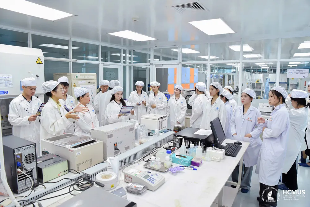 Học sinh tìm hiểu về công nghệ nuôi cấy tế bào gốc.jpg