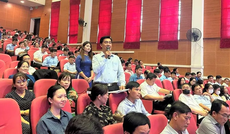 Các đại biểu tham dự hội nghị đặt câu hỏi tại phần thảo luận về công tác thanh tra, kiểm tra. Ảnh: THANH HÙNG