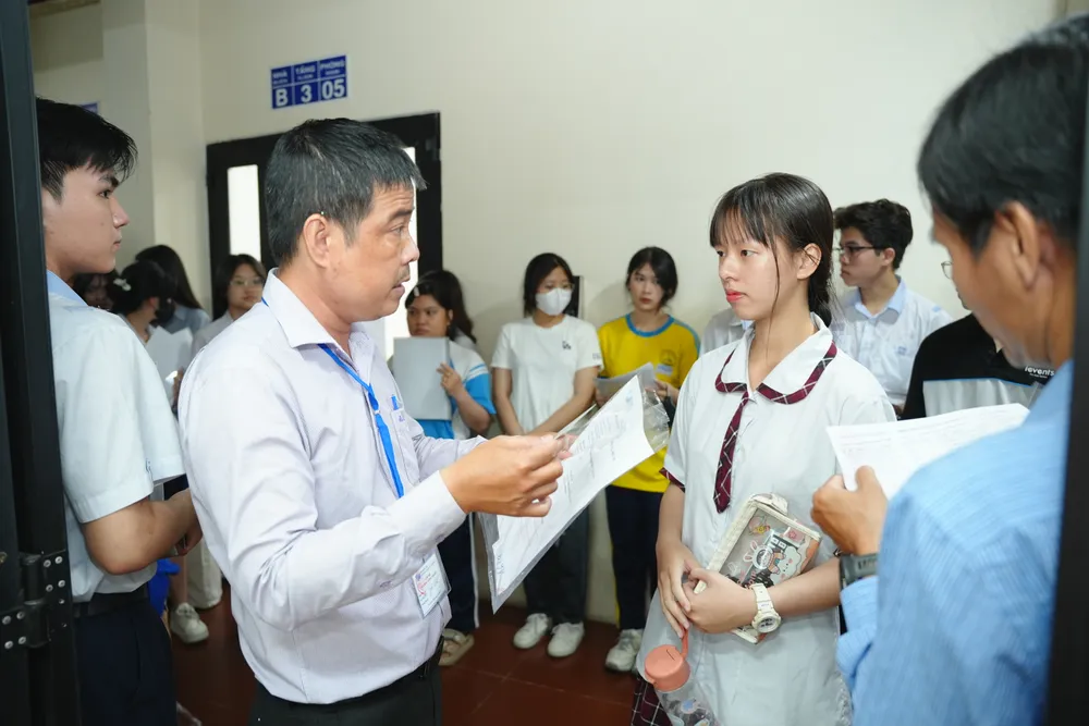 Thí sinh dự thi đánh giá năng lực do ĐHQG TPHCM tổ chức ngày 30-3 tại cụm thi TPHCM. Ảnh: THANH HÙNG 