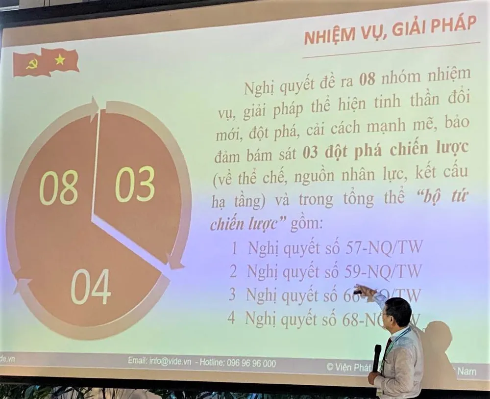 TS Trần Quý trình bày tham luận “Chuyển đổi số: Từ nhận thức đến chiến lược trong hỗ trợ phát triển doanh nghiệp bền vững theo Nghị quyết 68”. Ảnh: THANH HÙNG