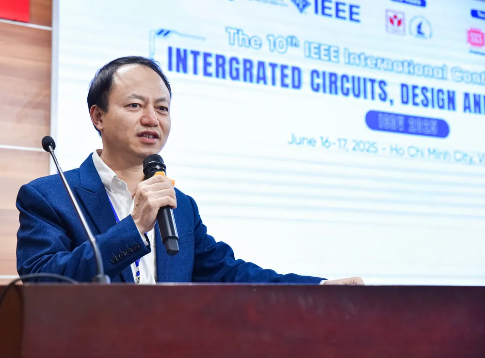 GS-TS Trần Xuân Tú, Viện trưởng Viện Công nghệ Thông tin (ĐHQG Hà Nội) phát biểu tại hội nghị.jpg