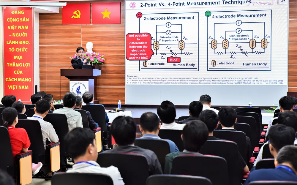 GS Yongfu Li (ĐH Giao thông Thượng Hải - Trung Quốc) trình bày tham luận tại hội nghị. Ảnh: THANH HÙNG