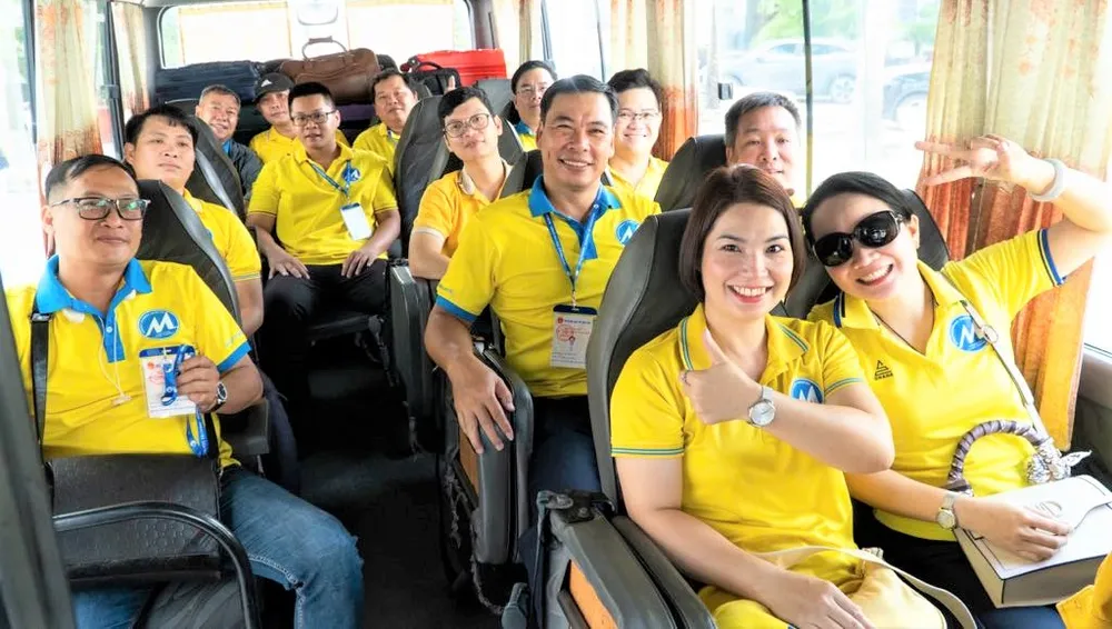 Cán bộ, giảng viên Trường ĐH Tài chính Marketing TPHCM lên đường làm nhiệm vụ sáng ngày 24-6. Ảnh: THANH HÙNG