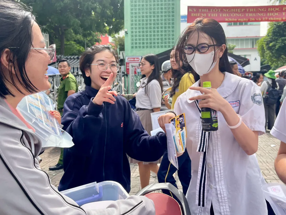 Thí sinh vui mừng đã hoàn thành kỳ thi. Ảnh: HOÀNG HÙNG