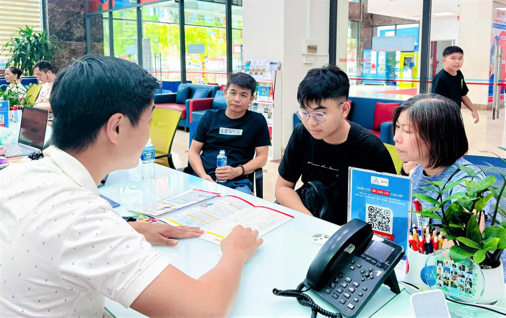 Thí sinh, phụ huynh tìm hiểu thông tin tuyển sinh tại Trường ĐH Kinh tế - Tài chính TPHCM trong giờ học nhóm