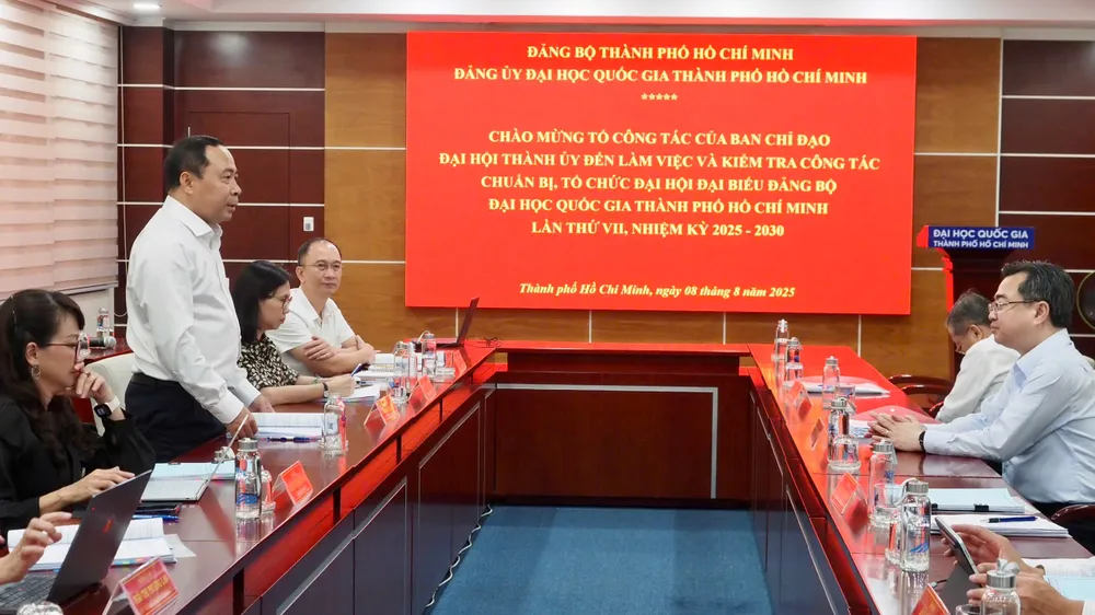 Đồng chí Vũ Hải Quân, Bí thư Đảng ủy, Giám đốc ĐHQG TPHCM trao đổi với Tổ công tác số 1 về những nội dung đóng góp ý.jpg