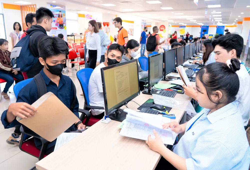 Thí sinh làm thủ tục nhập học tại Trường ĐH Công nghệ TPHCM 