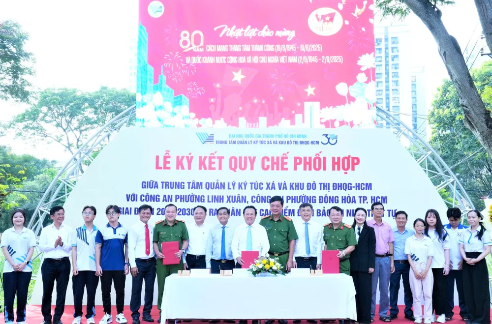 Trung tâm Quản lý Ký túc xá và Khu đô thị ĐHQG TPHCM ký kết hợp tác với Công an Phường Đông Hòa, Công an Phường Linh Xuân triển khai các hoạt động