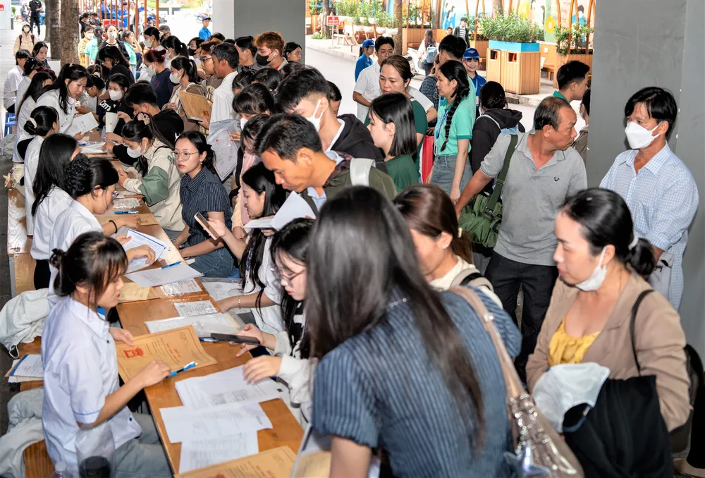 Thí sinh nộp hồ sơ đăng ký xét tuyển bổ sung tại Trường ĐH Công thương TPHCM .jpg