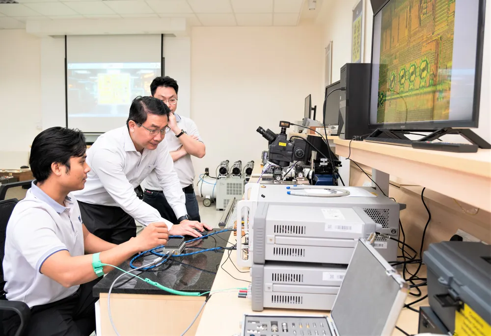 Sinh viên, giảng viên Trường ĐH Bách khoa (ĐHQG TPHCM) trong giờ học thực hành tại phòng thí nghiệm Vi mạch và Hệ thống cao tần