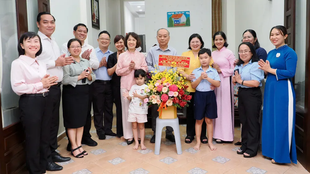 Phó Bí thư Thành ủy Văn Thị Bạch Tuyết thăm gia đình.jpg