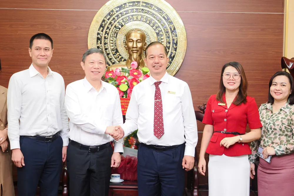 Trưởng Ban Tuyên giáo và Dân vận Thành ủy TPHCM Dương Anh Đức thăm và chúc mừng Học viện Cán bộ TPHCM