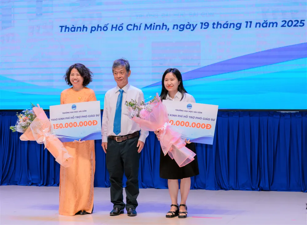 Nhà trường khen thưởng 2 Phó giáo sư được công nhận năm 2025 .jpg