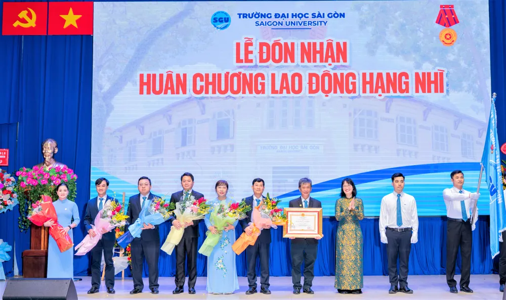 Trường ĐH Sài Gòn nhận Huân chương Lao động hạng nhì 