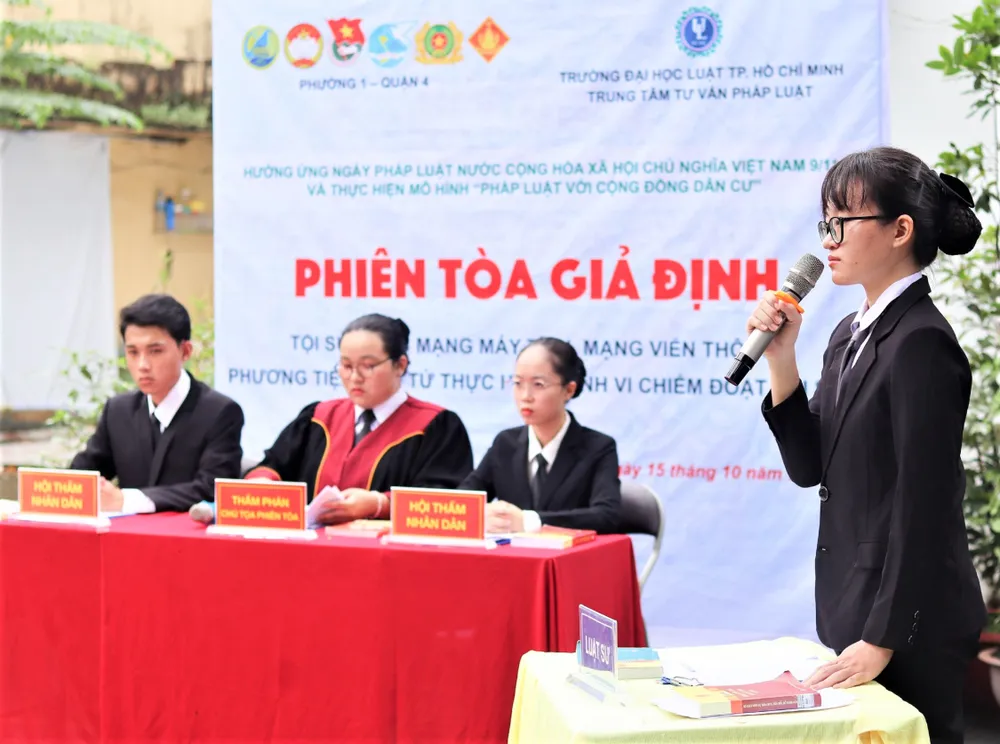 Hình - Sinh viên Trường Đại học Luật TPHCM trong một phiên tòa giả định 