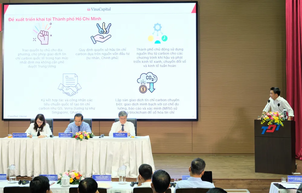 Các đại biểu trình bày tham luận tại hội nghị.jpg