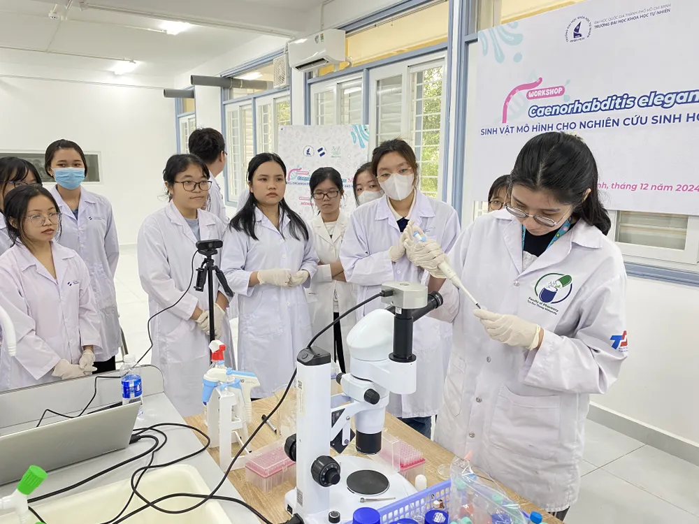 Sinh viên ngành Công nghệ sinh học Trường ĐH Khoa học Tự nhiên học thực hành tại nghiệm tại PTN trung tâm dưới sự hướng dẫn của cán bộ.JPG