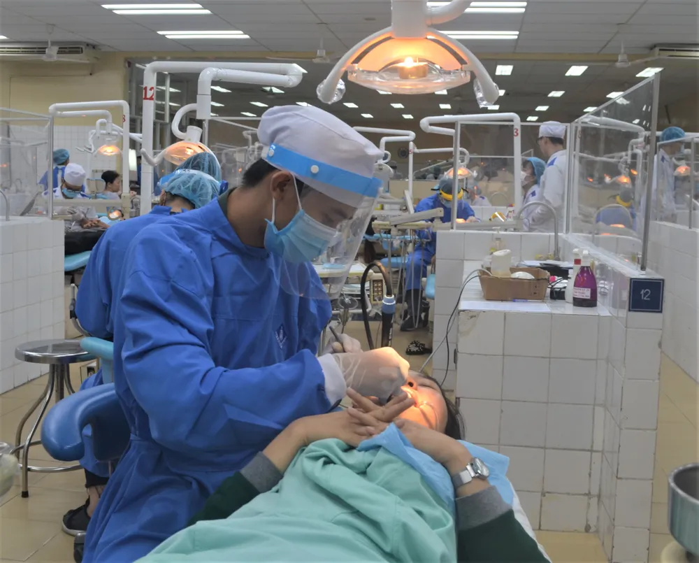 Sinh viên ngành Răng hàm mặt Trường ĐH Y dược TPHCM trong giờ học thực hành.JPG