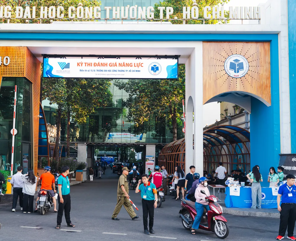 Lực lượng bảo vệ, thanh niên tình nguyện điều tiết giao thông trước điểm thi Trường ĐH Công thương TPHCM - THANH HÙNG